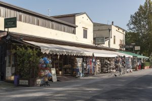 shopping Paestum